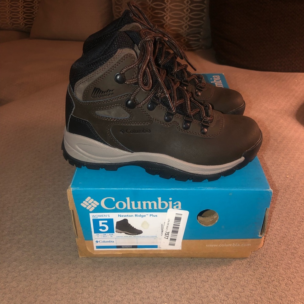 Columbia in box hiking boots!